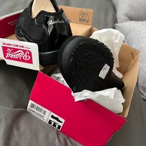 Size 11 sketchers relaxed fit with memory foam, never worn